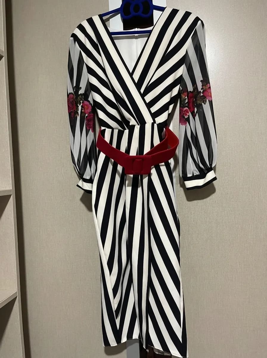Robe Zèbre Midi avec Ceinture Rouge — Taille 40 Comme Neuve - 1